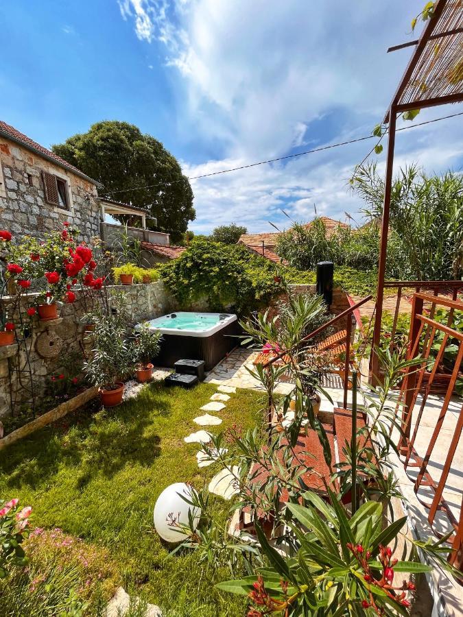 Holiday Home Skala With Hot Tub & Kala With Terrace Pitve Exterior photo